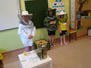 dzieci w stroju pszczelarza