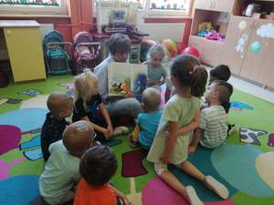 bibliotekarka czyta grupie dzieci