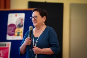 Lucyna Olekniczak z mikrofonem