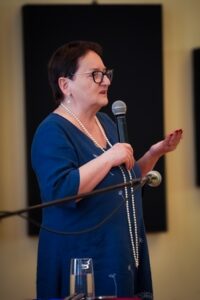 autorka z mikrofonem w ręku